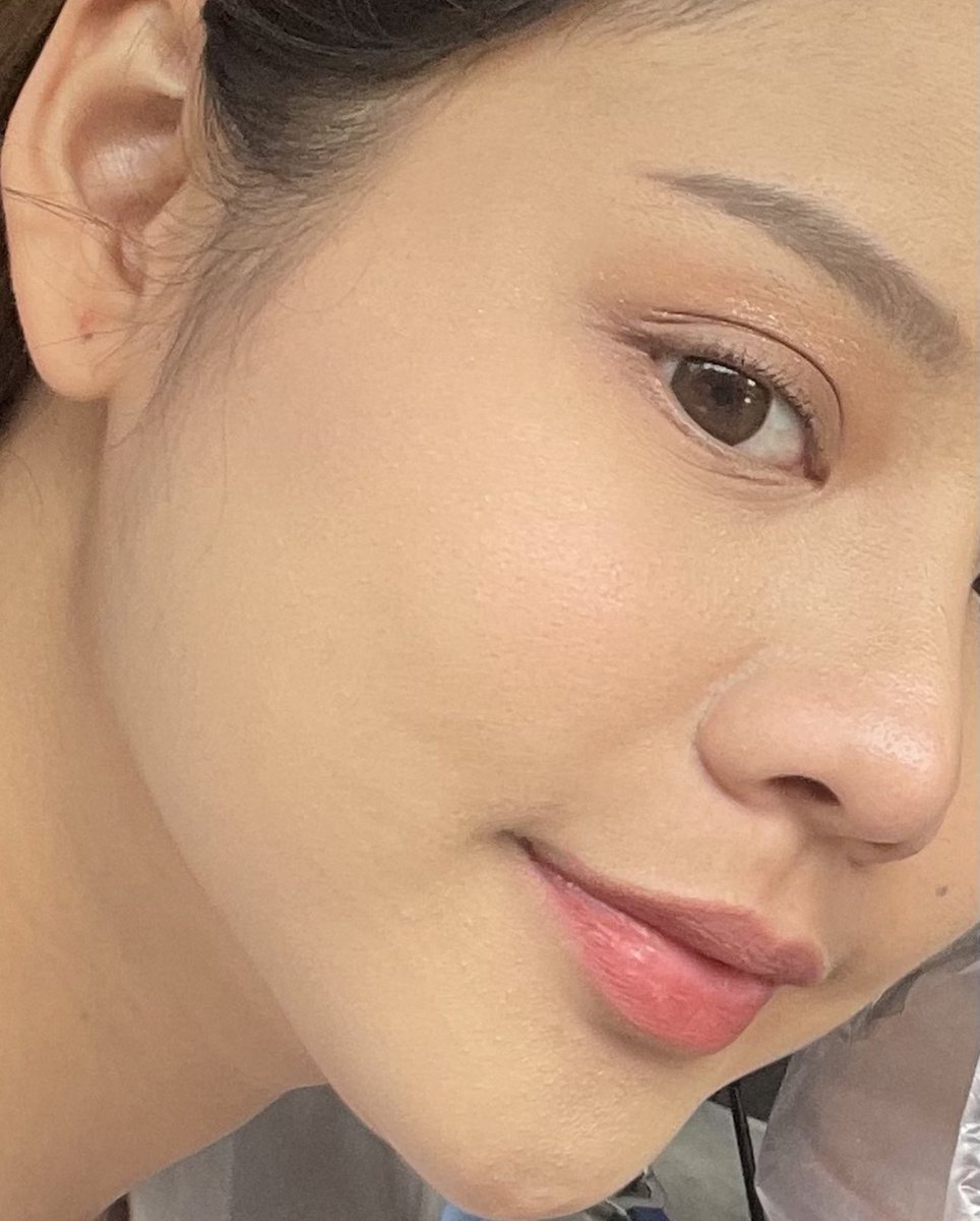 พวกเทอออ✨รองพื้นเนื้อแมทของ 4u2 ผิวสวยเรียบเนียนกริบไม่ไหวจะใช้นิ้วเกลี่ยหรือฟองนำ้ก็ได้สวยปัง ปกปิดรอย รูขุมขนดีมากเเถมยังกันนำ้อีกด้วยนี่ไปเล่นสงกรานต์ไม่หลุดเลยไปลองมาใช้กันเริสสสส