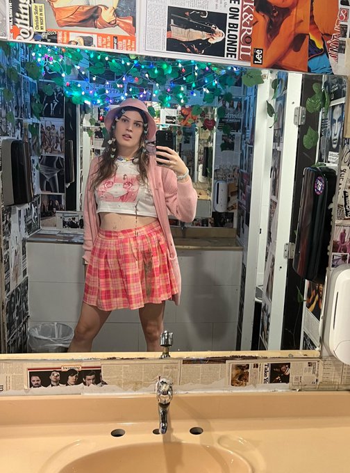 Out grabbing burgies 😌💕💖 https://t.co/YCrDjfxrZ4