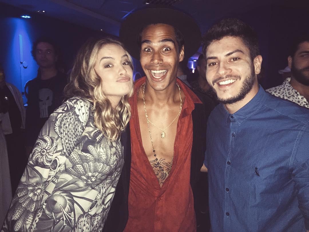 AcervoRNU's tweet photo. Pra quem ñ entende nosso surto por LuAr, em 2015 era tão difícil q iam às festas dos mesmos amigos e NÃO saíam juntos em foto nunca. 1º a conseguir esse milagre foi Micael e ainda brincou com tag LuAr. E hoje Lua Blanco no estúdio de Arthur Aguiar!
É uma conquista NOSSA de ANOS! https://t.co/5RRGo4aQJJ