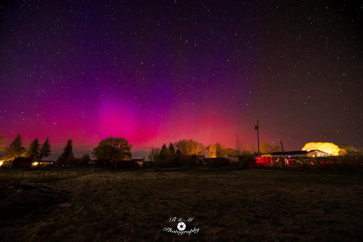 LindsayRileyWx's tweet photo. The Northern Lights made it into Arizona this weekend! This is from Eagar. WOW! Photo Credit: Robert Ray #12news #northernlights #arizona #azwx #beon12 #eagar https://t.co/LqyJhO7L09