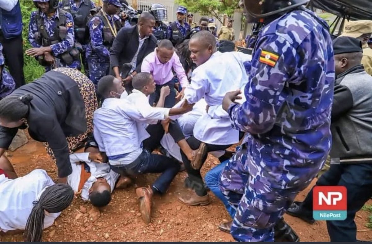 The death of the noble profession. These are not just interns and SHOs. These are the future doctors of Uganda. These are future transplant surgeons, directors, future ministers of health. See how we birth them into practice. 1/2 <a href="/DianaAtwine/">Dr. Diana Atwine</a> <a href="/JaneRuth_Aceng/">Dr. Jane Ruth Aceng Ocero</a> <a href="/DrAyumeCharles/">Dr. Ayume Charles</a>