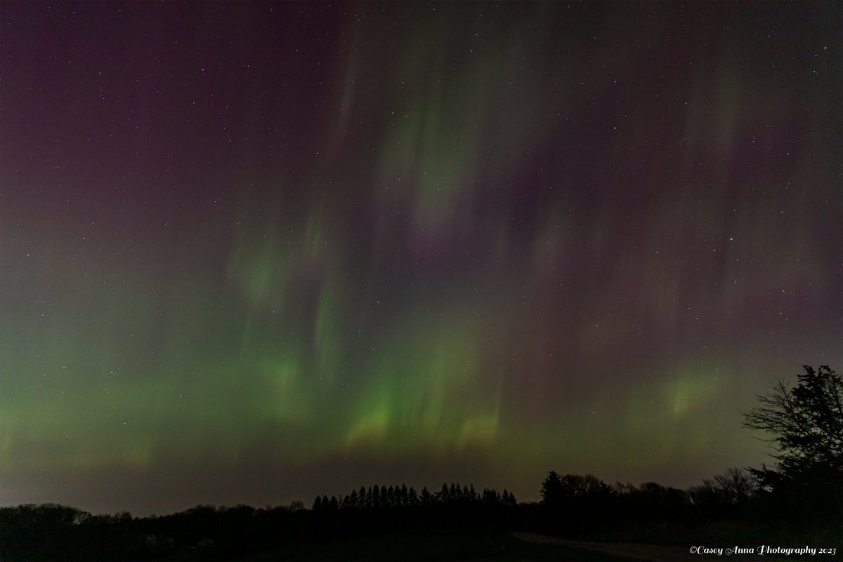 caseyannaphoto's tweet photo. Saw the #aurora for the first time last night! It was such an amazing sight!  #AuroraBorealis #NorthernLights #TeamCanon @CanonUSA @NatGeo @NWSDesMoines @NWS @IAStormChasing https://t.co/fcdL0pP4k3