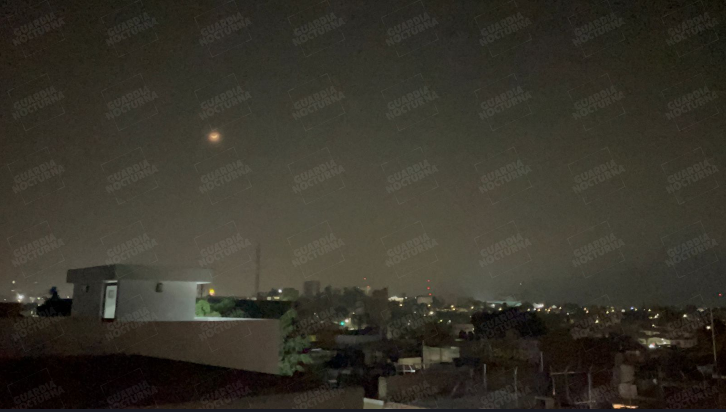 GNocturnaMX's tweet photo. Esta noche se pueden apreciar un fuerte olor a quemado y humo en el ambiente en gran parte de la Zona Metropolitana de Guadalajara, derivado de los incendios forestales suscitados en las últimas horas #ReporteNocturno https://t.co/1FOpoCmukH