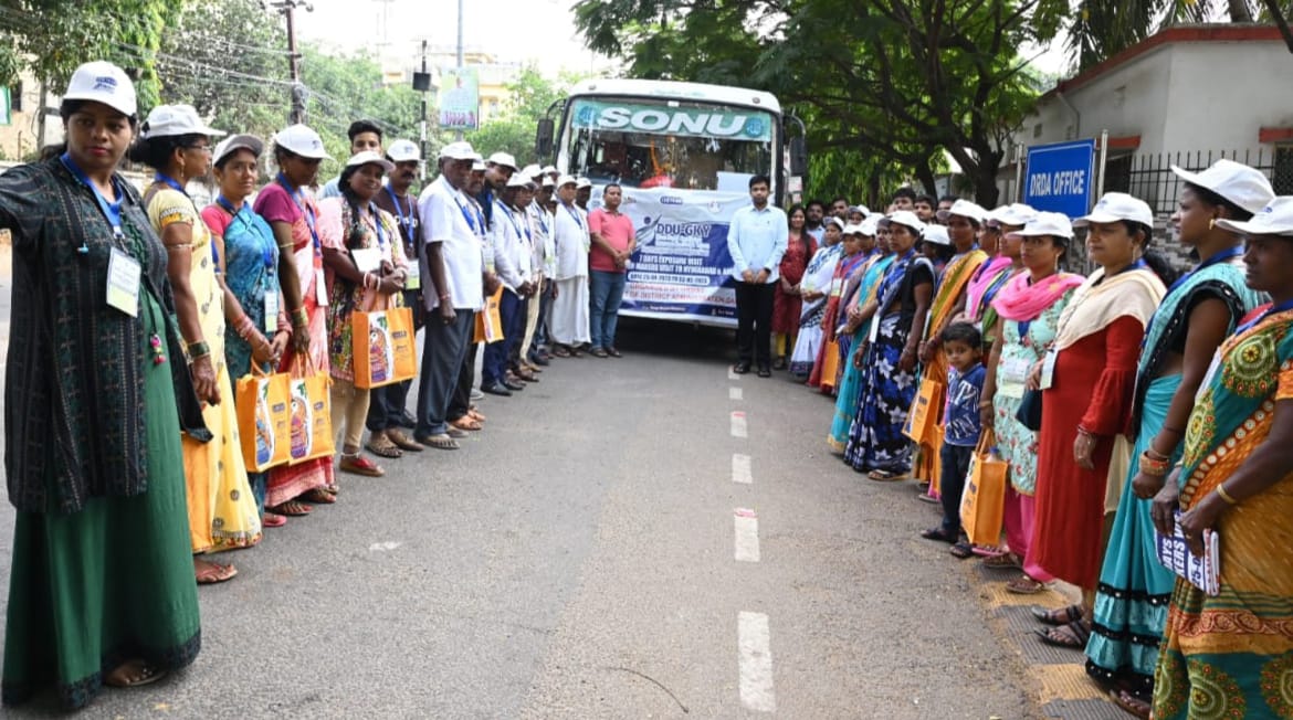 ormasganjam's tweet photo. Today respected CDO-cum-EO, Zilla Parishad Sir has flagged the Seven-day exposure visit of Parents and Opinion makers to Hyderabad and Ahmedabad under the DDU-GKY programme.
@CMO_Odisha @Ganjam_Admin @ZP_Ganjam 
@ormas_odisha  @mission_shakti https://t.co/LhmJydrYq9