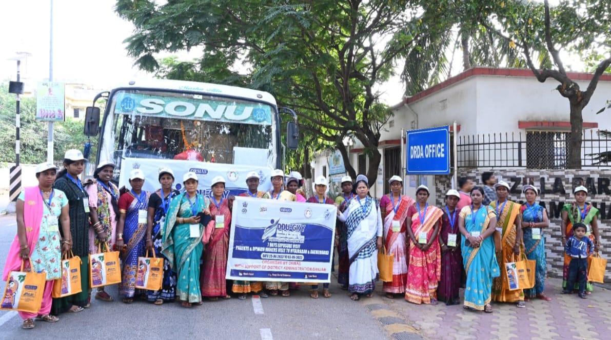 ormasganjam's tweet photo. Today respected CDO-cum-EO, Zilla Parishad Sir has flagged the Seven-day exposure visit of Parents and Opinion makers to Hyderabad and Ahmedabad under the DDU-GKY programme.
@CMO_Odisha @Ganjam_Admin @ZP_Ganjam 
@ormas_odisha  @mission_shakti https://t.co/LhmJydrYq9