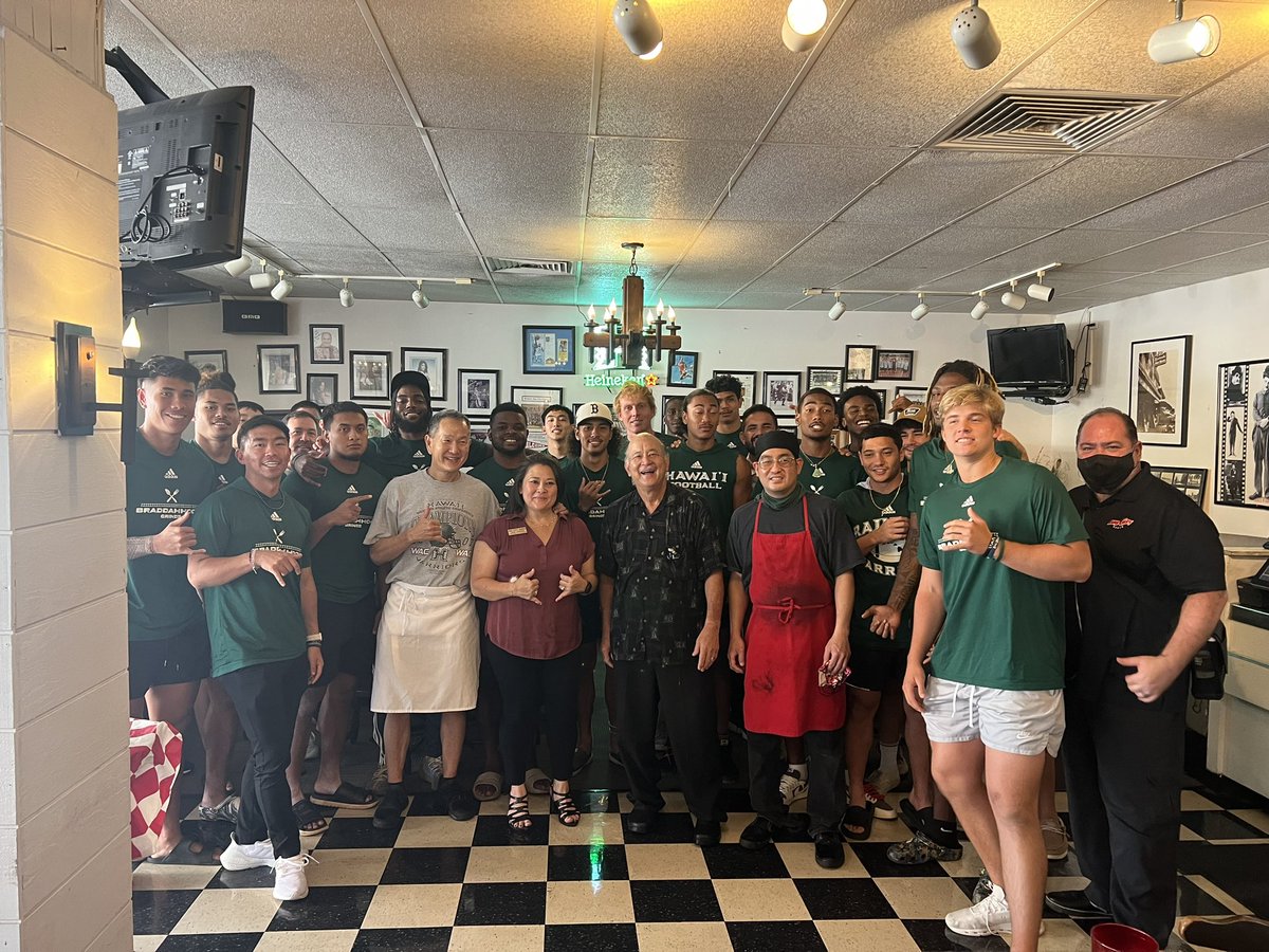 BCDlane's tweet photo. BIG🙏MAHALO to TEAM🙌KAIMUKI @BigCityDiner at @KaimukiHawaii for preparing a great meal for our HAWAII🌈FOOTBALL🏈PLAYERS TODAY! @HawaiiFootball @HawaiiAthletics @Koali_Nishigaya @JonahPanoke @CoachTimmyChang @Snaguhsport  #HawaiiFootball #WarriorFootball https://t.co/N4LujkVEdY