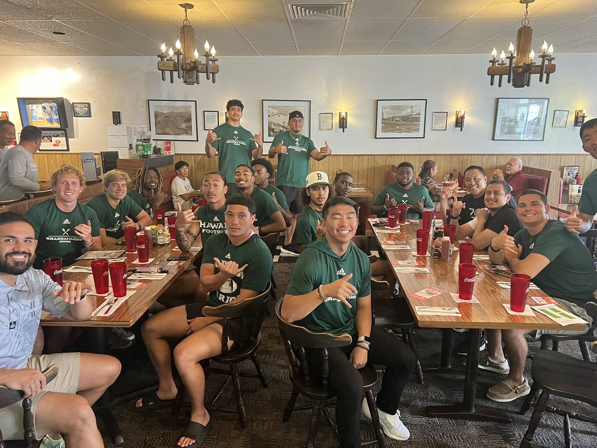 BCDlane's tweet photo. BIG🙏MAHALO to TEAM🙌KAIMUKI @BigCityDiner at @KaimukiHawaii for preparing a great meal for our HAWAII🌈FOOTBALL🏈PLAYERS TODAY! @HawaiiFootball @HawaiiAthletics @Koali_Nishigaya @JonahPanoke @CoachTimmyChang @Snaguhsport  #HawaiiFootball #WarriorFootball https://t.co/N4LujkVEdY