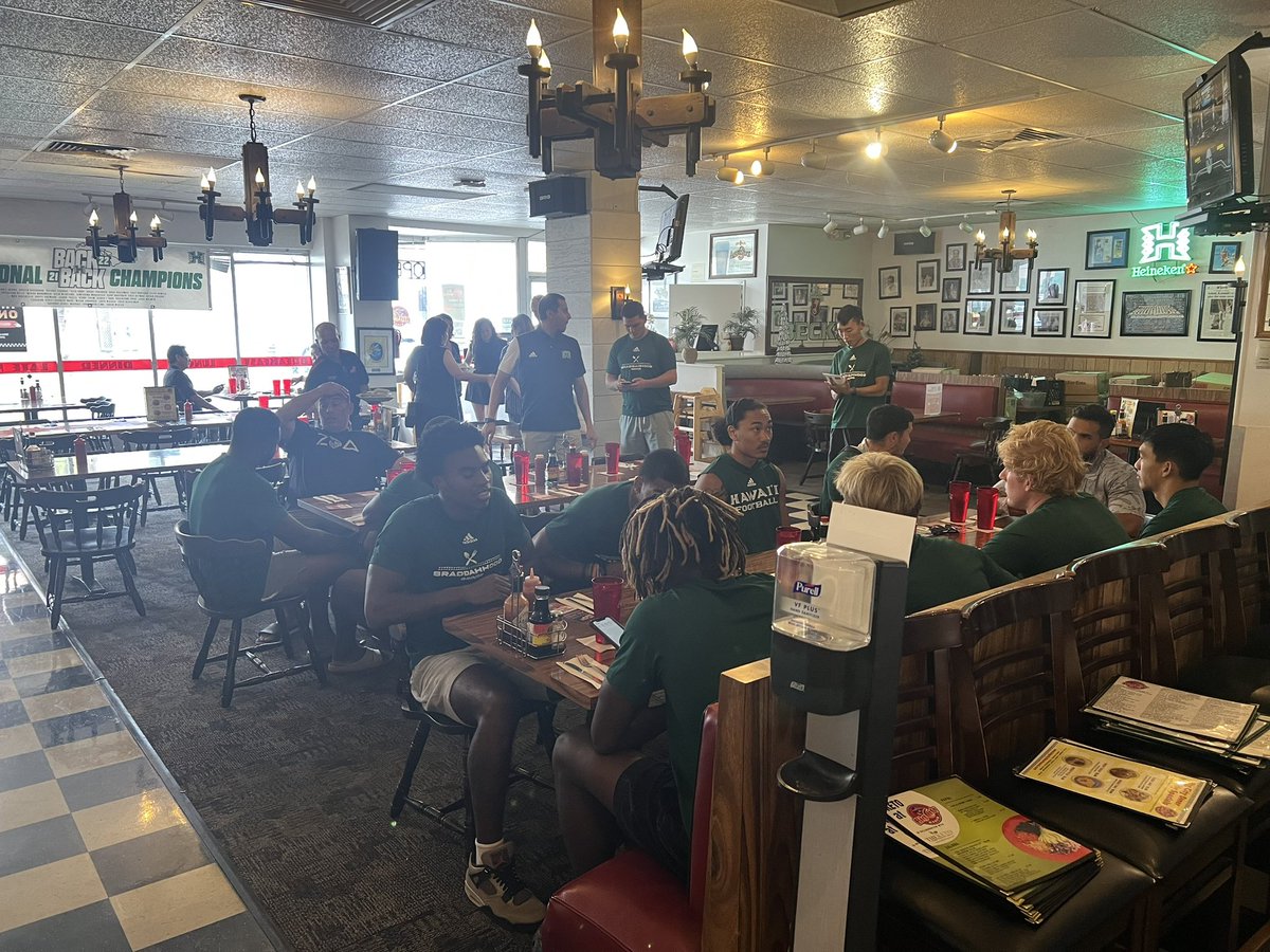 BCDlane's tweet photo. BIG🙏MAHALO to TEAM🙌KAIMUKI @BigCityDiner at @KaimukiHawaii for preparing a great meal for our HAWAII🌈FOOTBALL🏈PLAYERS TODAY! @HawaiiFootball @HawaiiAthletics @Koali_Nishigaya @JonahPanoke @CoachTimmyChang @Snaguhsport  #HawaiiFootball #WarriorFootball https://t.co/N4LujkVEdY