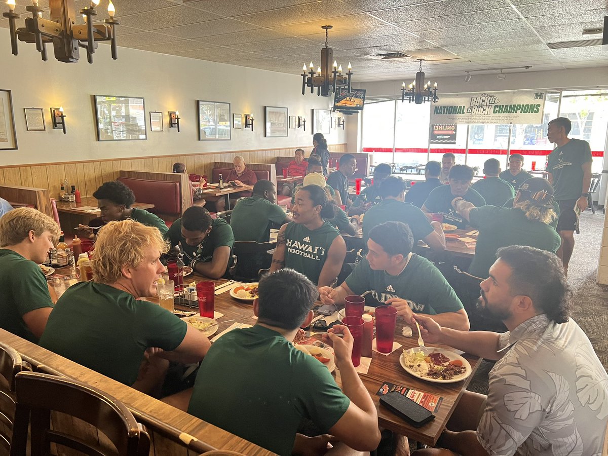 BCDlane's tweet photo. BIG🙏MAHALO to TEAM🙌KAIMUKI @BigCityDiner at @KaimukiHawaii for preparing a great meal for our HAWAII🌈FOOTBALL🏈PLAYERS TODAY! @HawaiiFootball @HawaiiAthletics @Koali_Nishigaya @JonahPanoke @CoachTimmyChang @Snaguhsport  #HawaiiFootball #WarriorFootball https://t.co/N4LujkVEdY