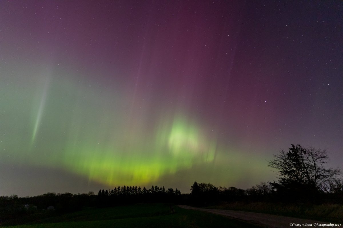 caseyannaphoto's tweet photo. Saw the #aurora for the first time last night! It was such an amazing sight!  #AuroraBorealis #NorthernLights #TeamCanon @CanonUSA @NatGeo @NWSDesMoines @NWS @IAStormChasing https://t.co/fcdL0pP4k3