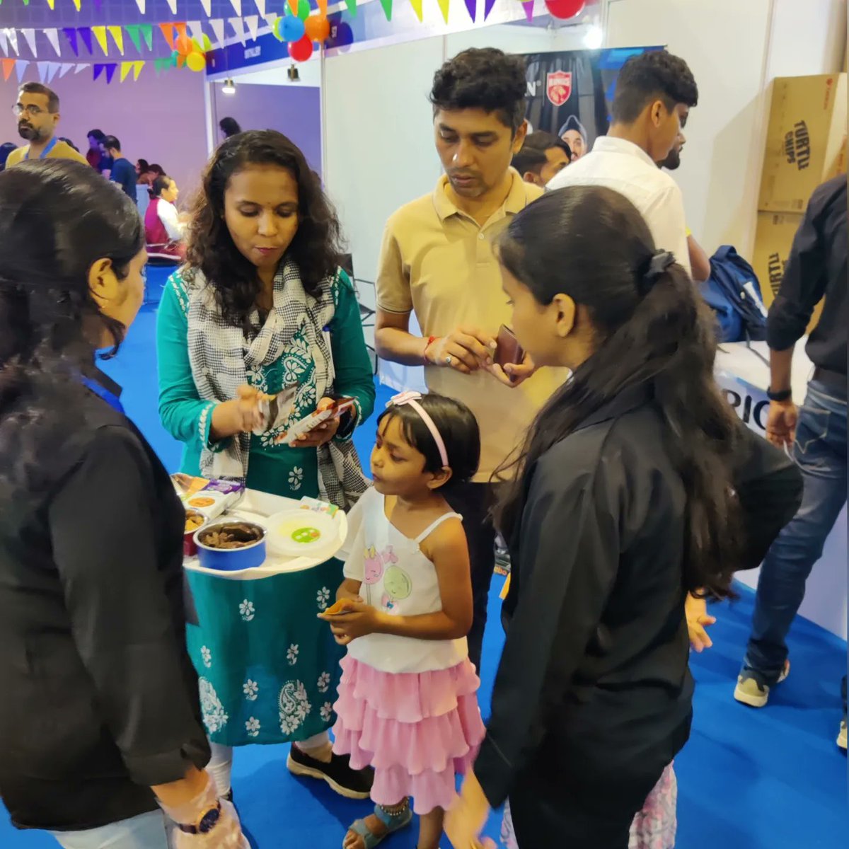 nutrisnacksbox's tweet photo. Yepppeeeeee...🎉😍

Our protein snacks reached 500+ families! 
A snack everyone can enjoy, no matter their age. 

PROTEIN COOKIES ARE PERFECT FOR ALL AGES.💜

Contact us: 90820 37072
https://t.co/TyrlldfzfB

Use Code: DP15 and get 15% off 

#Nutrisnacksbox #kidscarnival https://t.co/q8S1eshW0D