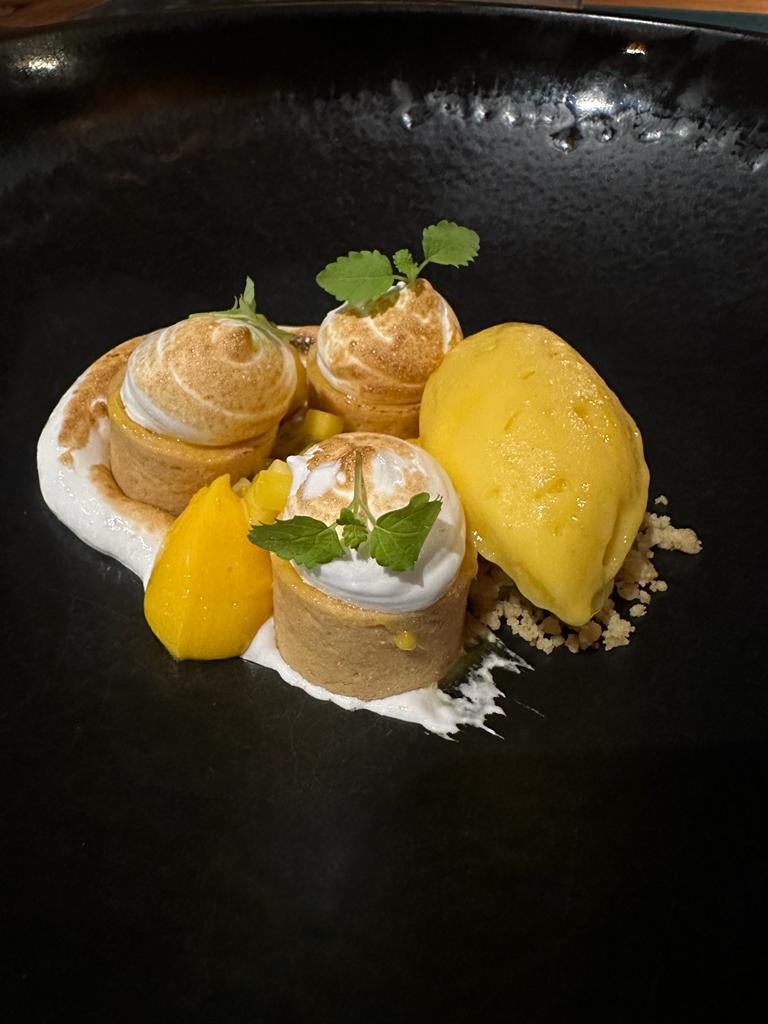ThousandMilesUs's tweet photo. Amazing desserts @qualia. Can't wait to go back for more.. #desserts #goodfood #yummy #tasty #delicious https://t.co/EynKu7C5pN