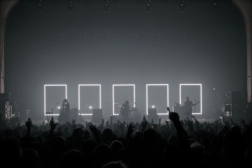all_rythm's tweet photo. Como una bonita analogía de vida. Recuerda que, cuando todo parece ponerse más oscuro es porque ya va a empezar el concierto, está todo listo para el verdadero show🎶😎 https://t.co/fIWA04usm6