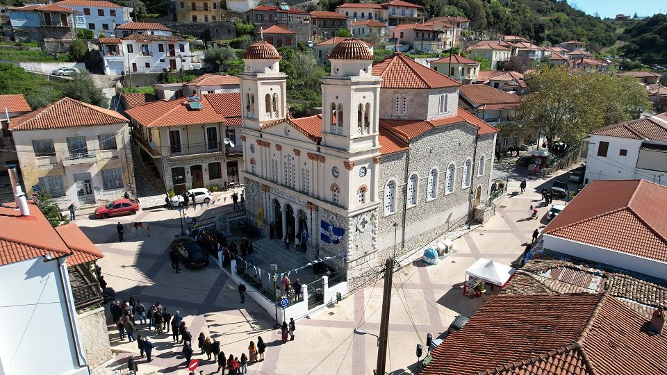 DelDimitris's tweet image. youtu.be/IzBlWCwe_Ow 

Εορτή Αγίου Γεωργίου στα Τρόπαια με “κουλούρες του Αγιώργη” – Αναβίωσε έθιμο με Καβαλάρηδες