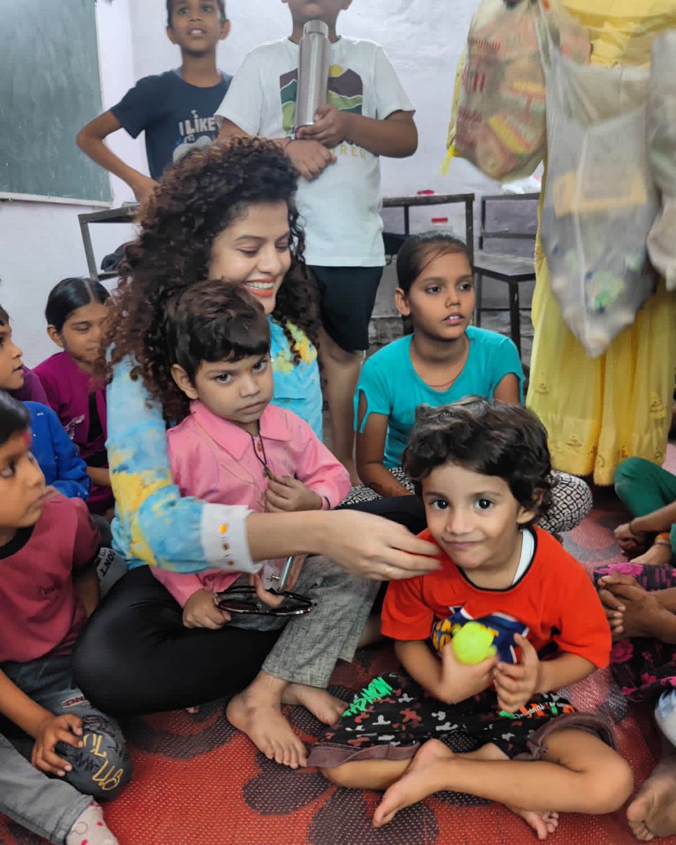 palakmuchhal3's tweet photo. You never know how much someone needed that smile you gave them. You never know how much your kindness turned someone's entire life around.. So don't wait to be kind. Don't wait for someone else to be kind first. Don't wait for better circumstances or for someone to change… https://t.co/RwDPtQZn5V