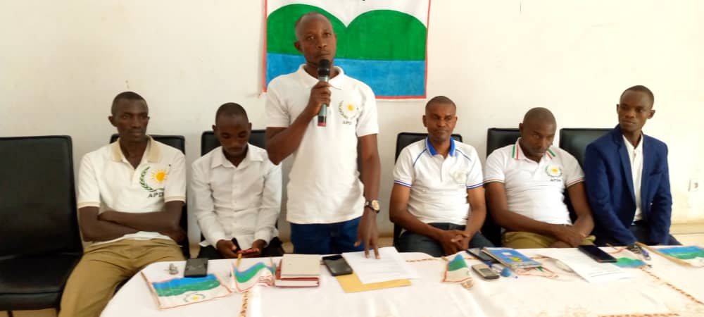 apdr_parti's tweet photo. Cette descente avait pour objectif de discuter avec ces membres sur les 5 projets de ce parti, échanger sur la nouvelle délimitation des provinces et communes au pays, et se rappeler l'idéologie de ce parti. 

@CnddFdd @banzawitonde @DNiyoncungu @yigenga https://t.co/NezFbkl2uj