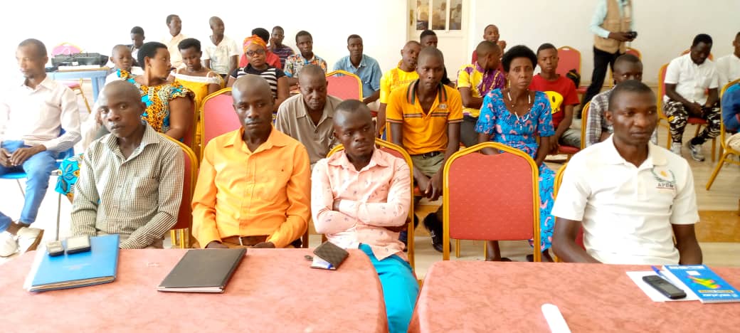 Cette descente avait pour objectif de discuter avec ces membres sur les 5 projets de ce parti, échanger sur la nouvelle délimitation des provinces et communes au pays, et se rappeler l'idéologie de ce parti. 

<a href="/CnddFdd/">CNDD-FDD</a> <a href="/banzawitonde/">Banzawitonde Gabriel</a> <a href="/DNiyoncungu/">David Niyoncungu</a> <a href="/yigenga/">Umuhinga yigenga</a>