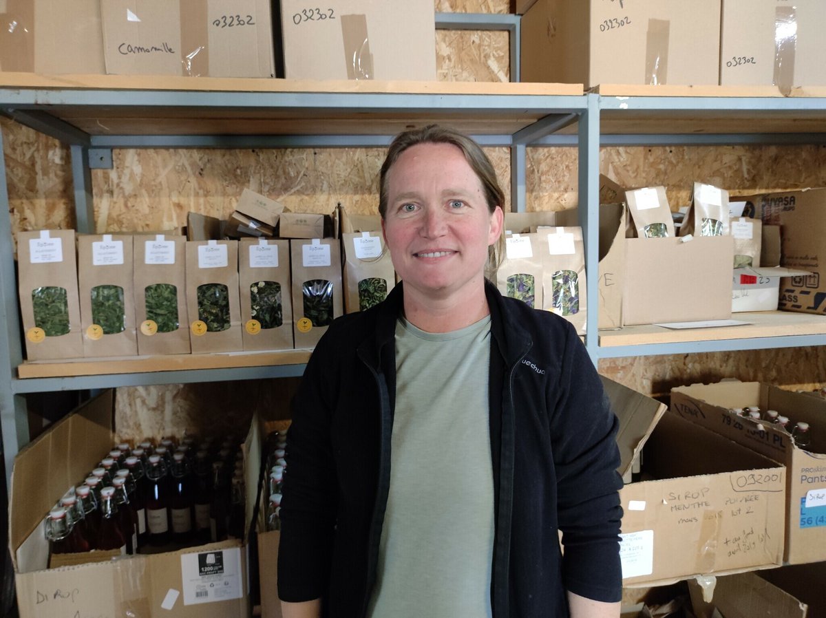 ici_auxerre's tweet photo. "La nouvelle éco made in Yonne" tous les matins à 7h15 cette semaine découvrez "Epione", à Saint Privé. Des fleurs et plantes aromatiques bio cultivées et réinventées par Laure Sonveau une amoureuse du beau et du bon https://t.co/hNr1kuS7K8