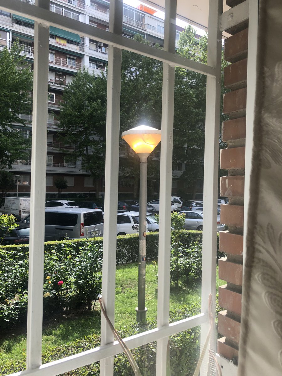 Natigomezfer's tweet photo. Las farolas siguen encendidas por el día en Alcorcón. @AytoAlcorcon pensando en el cambio climático a las 14h.
#CambioClimatico https://t.co/QkNs9Tnrhw