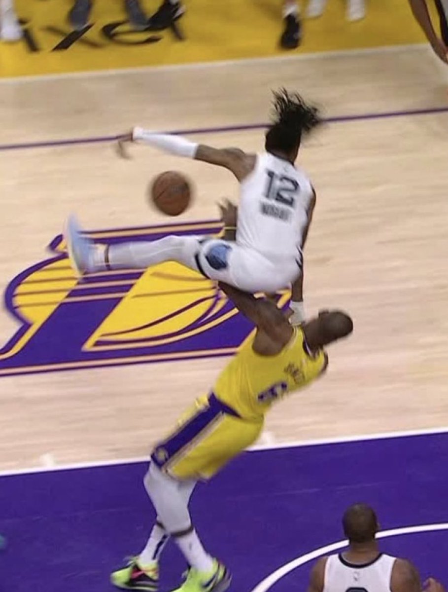 FeelLikeDrew's tweet photo. Ja Morant don’t got a single layup where he needs to be doing this https://t.co/E5H8SykTRp
