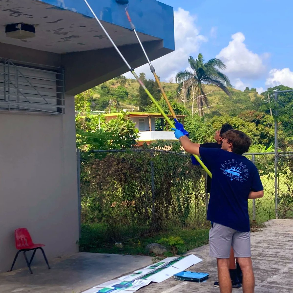 brigadaspr's tweet photo. Completamos otra antigua Escuela, restaurada para servir a su Comunidad. 💪🇵🇷 Seguimos empoderando a nuestra hermosa Isla, porque "En la Acción está la Solución". 🙌🌳 En una maravillosa alianza con @PrAccion y @ColSanIgnacioPR  🏝 #brigadaspr ¡Ayúdanos a Seguir! https://t.co/6bMQuuDbgQ