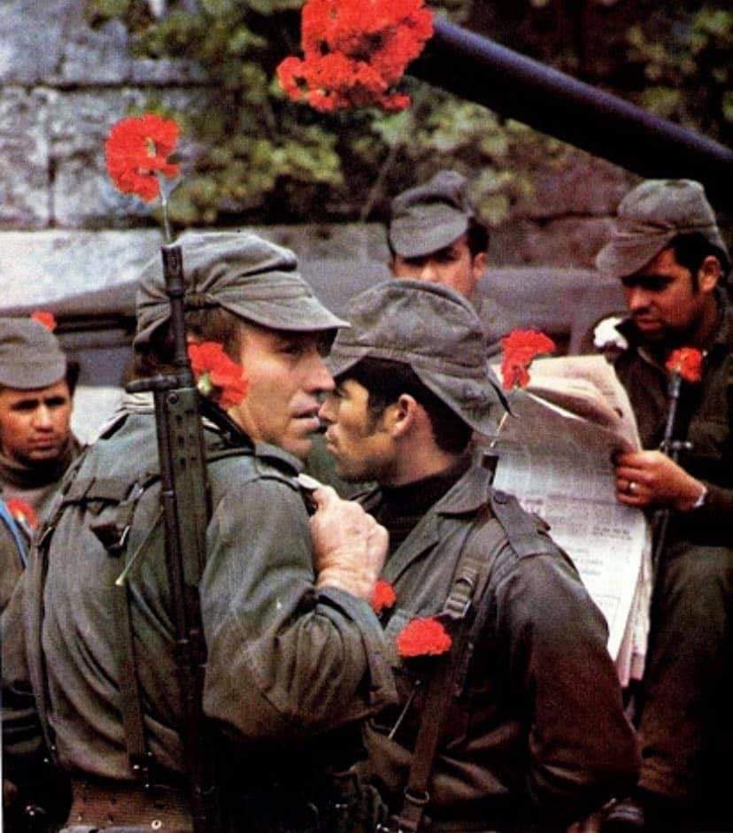joseantmoran80's tweet photo. La foto. "La Revolución de los claveles"🇵🇹. El 25 de abril de 1974, se producía el inicio del fin de casi 50 años de régimen dictatorial, autoritario y filofascista en Portugal. 

El levantamiento militar llevado a cabo por un grupo de militares partidarios de devolver la https://t.co/pg5nV4g4KH