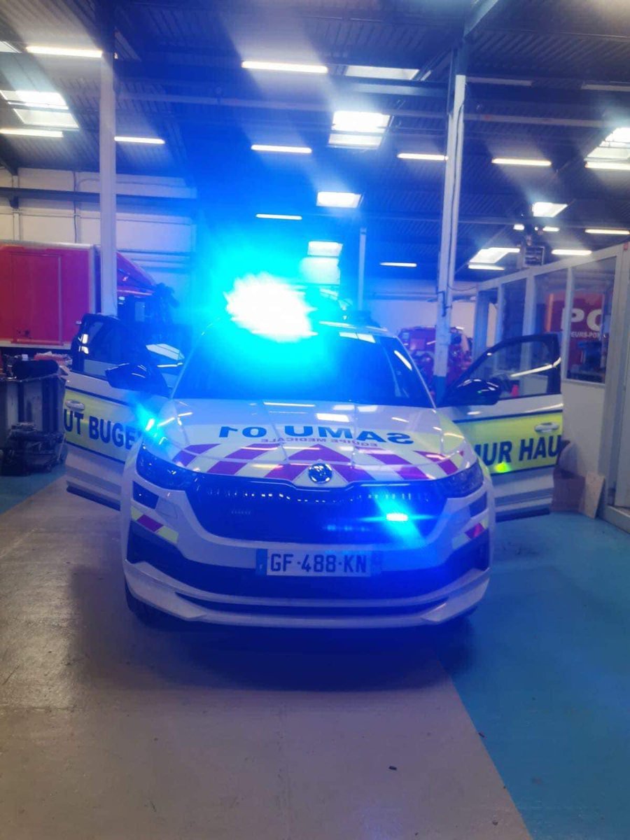 ActuSamu's tweet photo. [ ActuSAMU - SMUR ] : 🤩 Nouveau #VLM pour le #SMUR du CH #HautBugey 🚑 #SAMU01 de la marque Škoda Kodiaq ⬇️

📸 Mélody B https://t.co/RSekNvrHjA