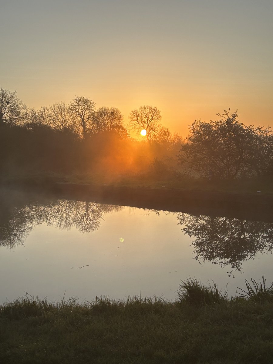 Crafty_General's tweet photo. Well it is match day isn’t it? It’s #STFC headdress this morning for a chilly run along the canal. 🙏 @CanalRiverTrust for keeping this in such good order. I fancy it’ll be hot chocolate in a NATO Black Mug with dodgy handles when I get home @stu_taylor173. #ServingOn #JoggingOn https://t.co/FfOh1aphWz