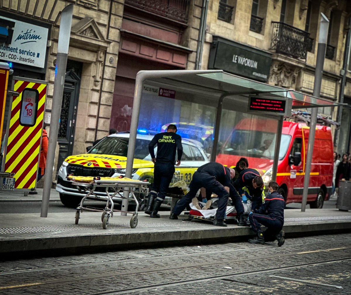 ActuSamu's tweet photo. [ ActuSAMU - ACR ] : 🆘 Ville de Bordeaux : #ACR sur voie publique ❤️‍🩹
✅ Le #SAMU33 CHU de Bordeaux intervient en renfort de nos partenaires du #SDIS33 🚒 🚑
♥️ Un coeur qui repart, c’est une vie de sauvée ! Et si l’on fait ce métier, c’est pour ça ! https://t.co/6JcXVa64tX