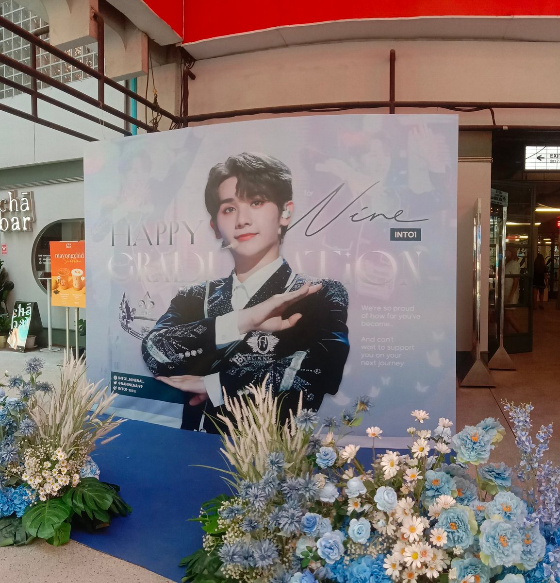 iamyourpeony's tweet photo. Happy graduation krab! Nong Nai💚💛🍓 ขอบคุณบ้านที่จัดซุ้มสวยมาก เด่นมาก ✨ ตอนเราไปถ่ายซุ้ม มีคนจีนเดินผ่านสองสามคนแล้วชี้ไม้ชี้มือจำน้องได้ทันที ทั้งยังพูดไม่หยุดปากอีกว่า "เสียวจิ่วๆ" โดยที่ไม่ต้องให้ขายแต่อย่างใด 😂
#INTO1Nine_GraduationProject #นายท่านกรชิต @naninenai99 https://t.co/x2rRzejAVn
