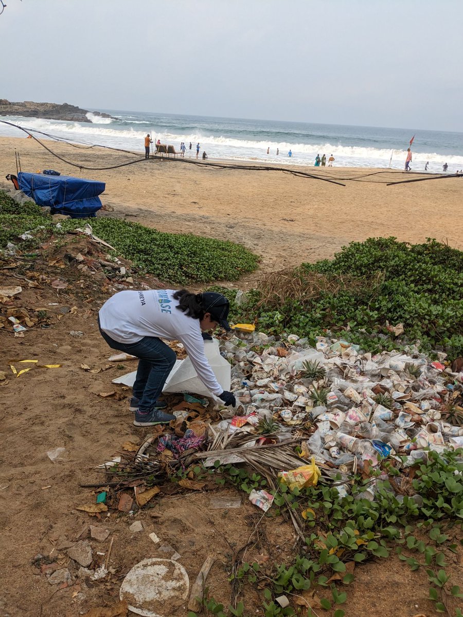 ProjctPromise's tweet photo. The #PROMISE team in association with Positive Change for Marine Life began the #EarthDay2023   celebrations, along with 45 other volunteers by conducting a #beachcleanup at #kovalam on 22nd April 2023.
@EU_in_Sri_Lanka 
@switchasia https://t.co/aQrr3V97hP