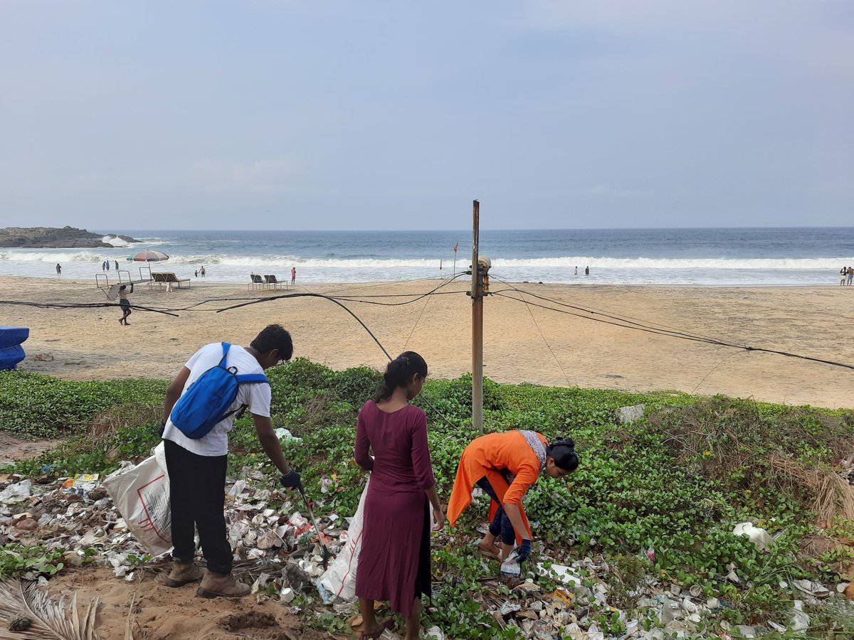 ProjctPromise's tweet photo. The #PROMISE team in association with Positive Change for Marine Life began the #EarthDay2023   celebrations, along with 45 other volunteers by conducting a #beachcleanup at #kovalam on 22nd April 2023.
@EU_in_Sri_Lanka 
@switchasia https://t.co/aQrr3V97hP