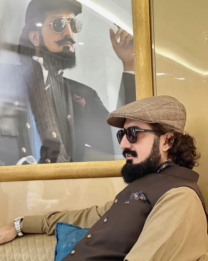 #HBDSahibzadaSultan422
In whose heart Isme-e-Allah shines, Love comes there in storm (abundance) - Hoo,
The Musk fragrance cannot be concealed even if you hide it in several layers - Hoo,
( Hazrat Sultan Bahoo )