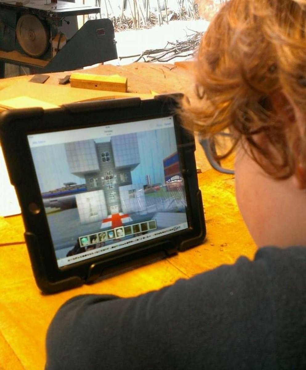 Toen we nog geen #WALHALLAb heetten, maar atelier de Kruittoren:

Vandaag, 6 jaar geleden waren we zo bezig...

En... je ziet het begin van wat de fameuze #Klerestoel werd. Abigail uit #Enschede is er aan begonnen.

#Walhallabtalent 
#WALHALLAbHistory