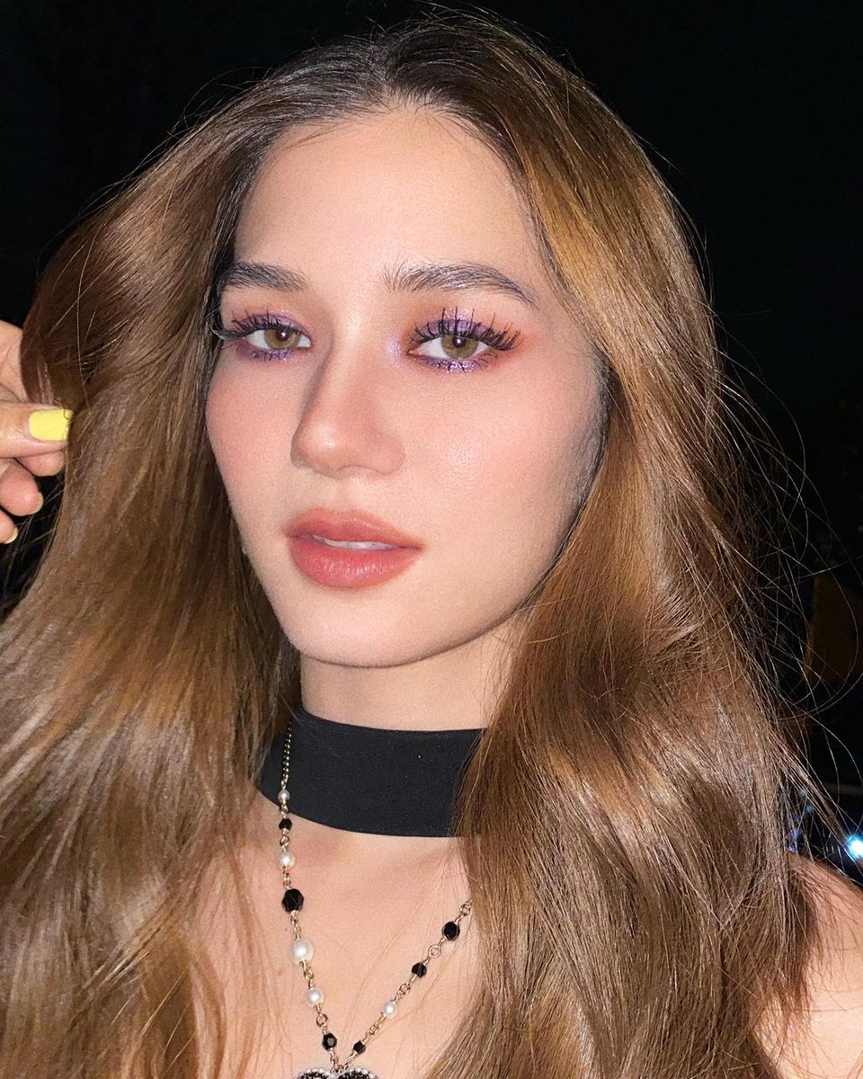VIOLETTEWAUTlER's tweet photo. To whom it may concern, I'm here to tell you that I love applying makeup not because I want to attract another gender or my own kind (if that works) but I just love to see my reflection in the mirror. I mean, look at me. https://t.co/7r1pUklESb