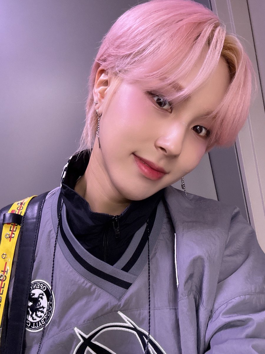[#기욱]

잠시 후 6시 우리 위브 여러분, 
SBS M '더쇼'에서 제0호선 시간
역행이 시작될 예정이오니 모두 
준비해 주시길 바랍니다 🚅💙

#원위 #위브 #제0호선_시간역행