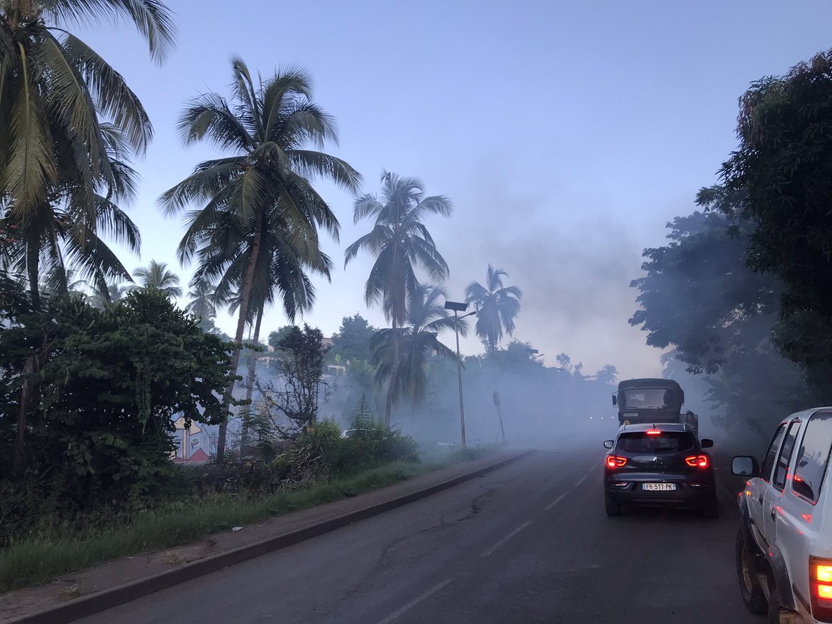 Bee_Mondroha's tweet photo. Ce matin, quand deux consœurs sont entrées subitement dans la voiture en criant : « démarres! Ils arrivent! » et que je les ai vu dans le retro avec leurs pierres… Dans ma tête c’était devenu Fast And Furious.

#Mayotte https://t.co/zxqYbEE8i9