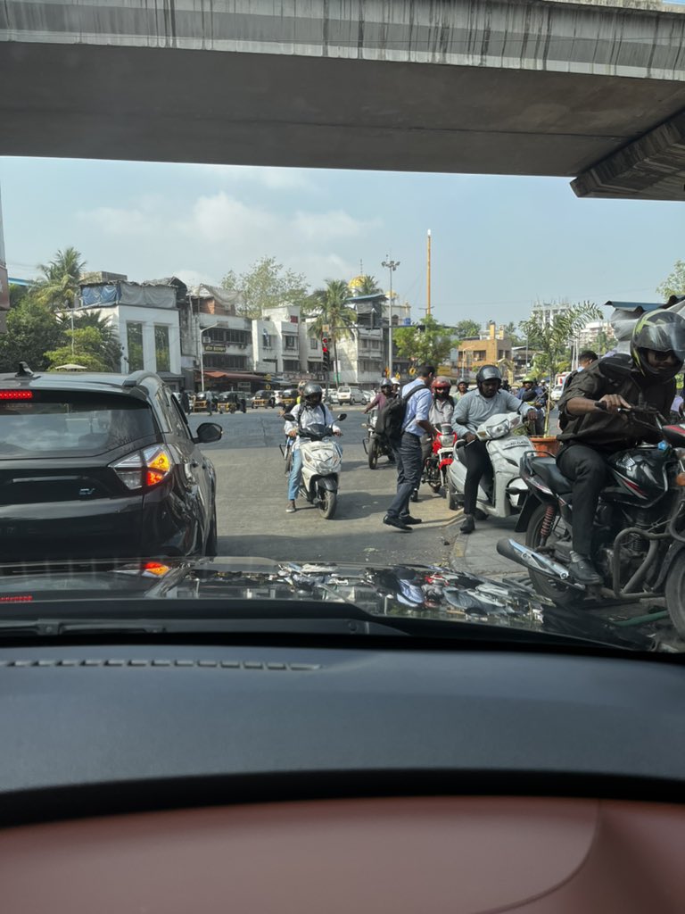 EconicAnuj's tweet photo. @MumbaiPolice
Blatant violation of Traffic lights and rules everyday throughout the day at JB Nagar Metro Station Junction, causing heavy jams and accidents https://t.co/oRXwcHjDy2