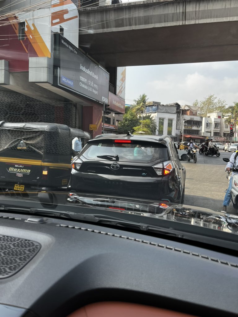 EconicAnuj's tweet photo. @MumbaiPolice
Blatant violation of Traffic lights and rules everyday throughout the day at JB Nagar Metro Station Junction, causing heavy jams and accidents https://t.co/oRXwcHjDy2