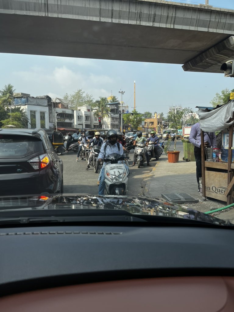 EconicAnuj's tweet photo. @MumbaiPolice
Blatant violation of Traffic lights and rules everyday throughout the day at JB Nagar Metro Station Junction, causing heavy jams and accidents https://t.co/oRXwcHjDy2