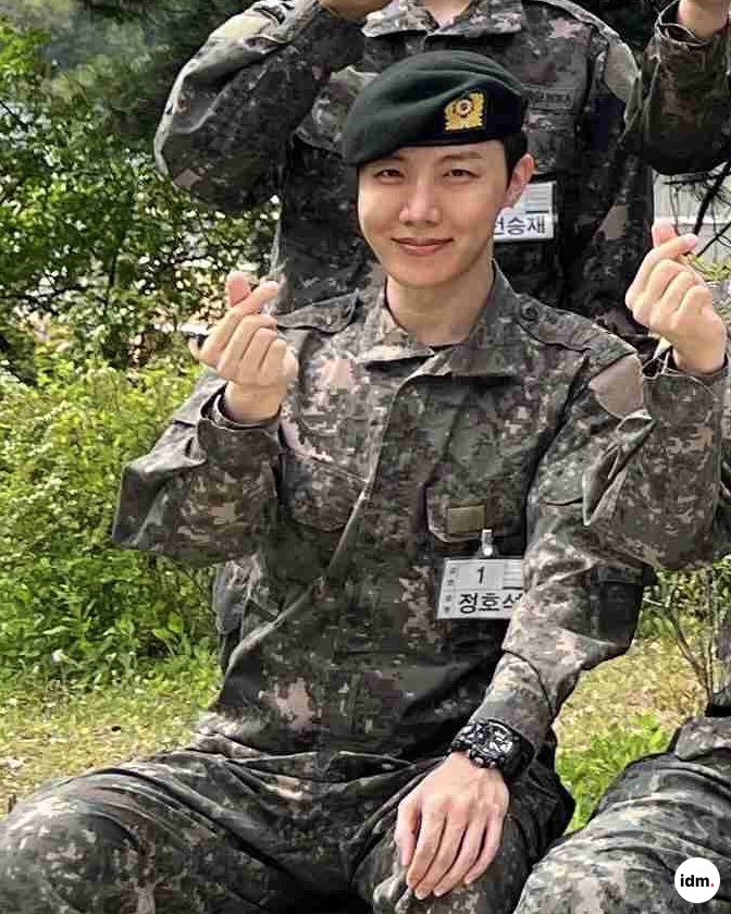 indomyfess's tweet photo. LIAT INI GANTENG KITA 😭😭😭😭😭 HOBI 😭😭😭😭😭😭😭😭  -idm

cr rosehope18 https://t.co/C0LaZ5ed8N