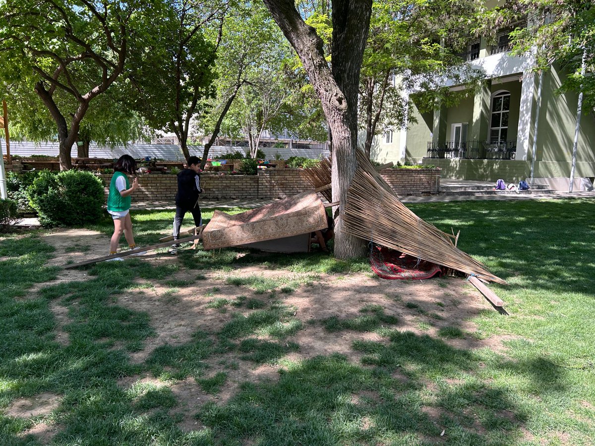 G4s learning to build #shelters in preparation for their overnight experience. #tashschool #outdoorlearning #camping <a href="/brian7591/">Brian Murphy</a> <a href="/DohaDerek/">Derek Nelson</a> <a href="/billkralovec/">Bill Kralovec</a>