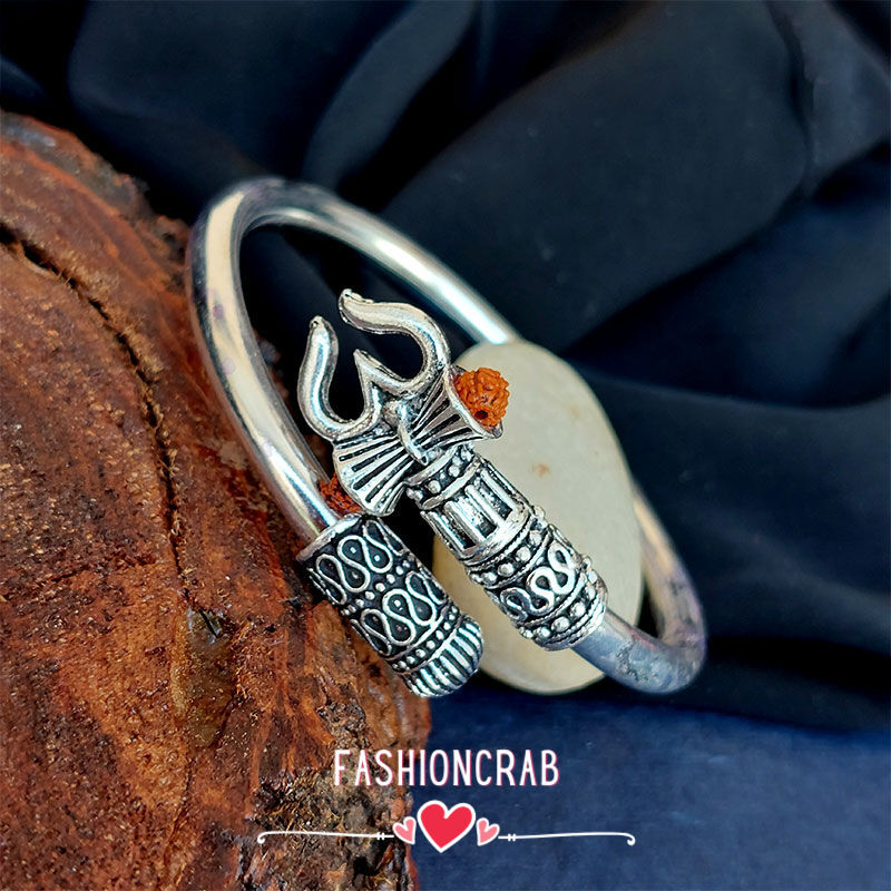 Fashion_Crab's tweet image. Experience the essence of tradition and fashion with our Silver Tone Brass Om Damru Kada Bracelet, a must-have for any fashion-forward man💕👨‍🦱
Rs.169

fashioncrab.com/product/silver…

#menskada #mensfashion #menschains #style #mensbracelets #love #mensaccessories #kada #india #mensstyle