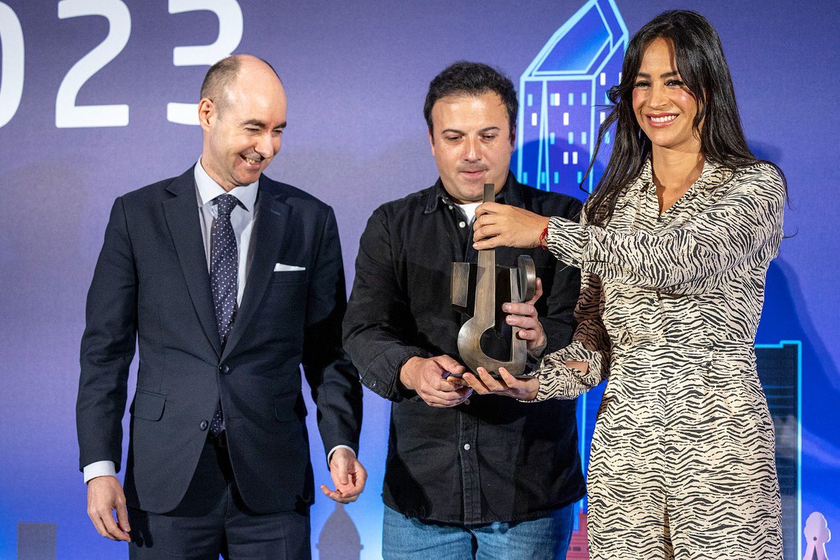 begonavillacis's tweet photo. El @CorralMoreria es un referente de nuestra cultura pero, sobre todo, un ejemplo de superación y capacidad de adaptación.

Gracias a vosotros y a todos los reconocidos con los #XXIPremiosMadrid de @Madridiario por contribuir día a día a hacer una ciudad mejor para todos. https://t.co/KUxxqCkQMu