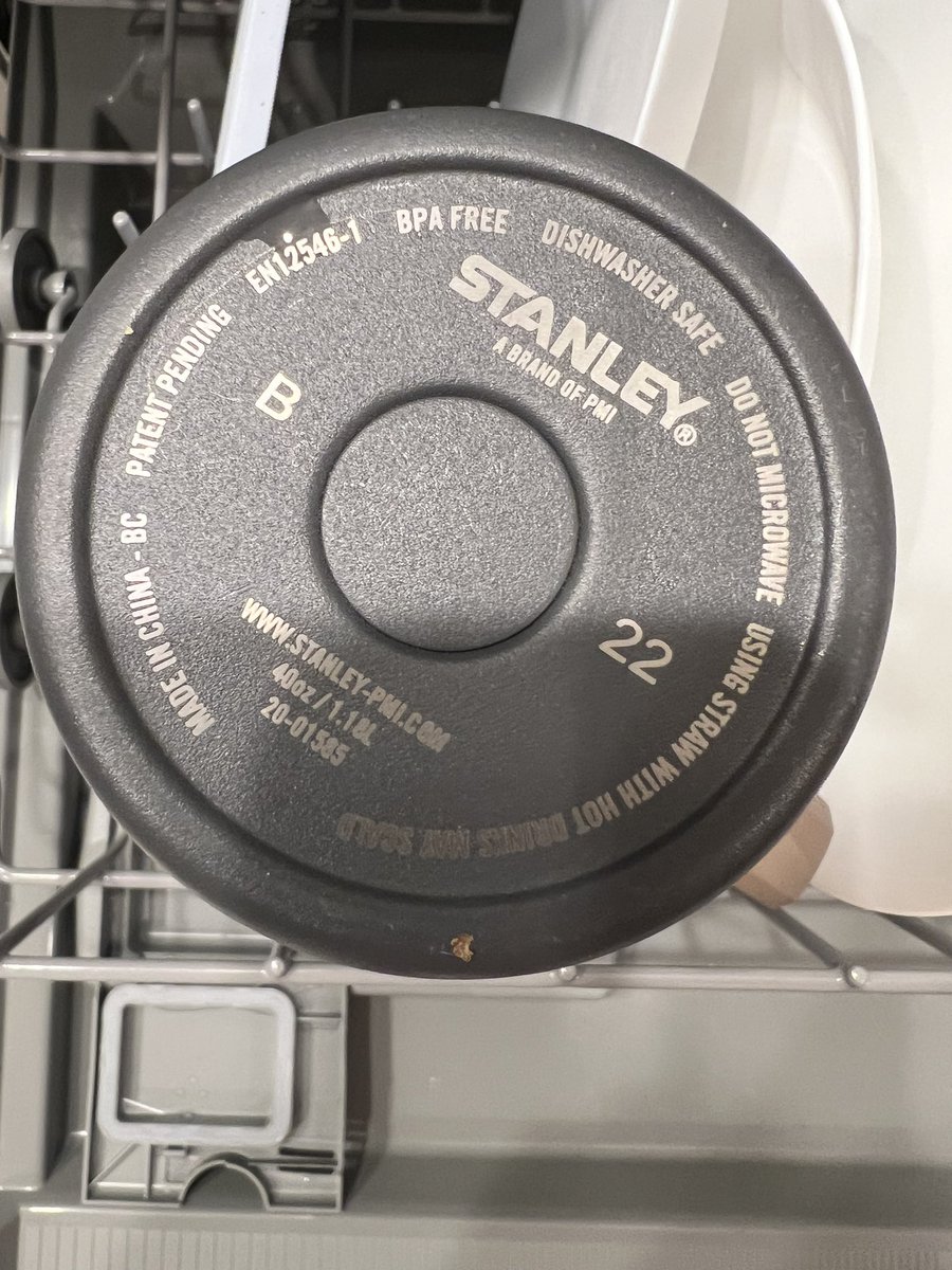 stefung16's tweet photo. @StanleyBrand this cup goes through the dishwasher, and now the lid doesn’t fit correctly 🤦🏻‍♀️🙃 smh. Is that normal? https://t.co/aqyzaAJoSo