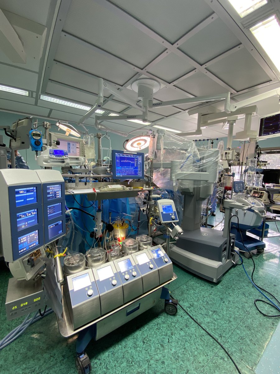 nicolasrougier's tweet photo. Chirurgie cardiaque avec robot + CEC. Ça en fait du matériel en salle 😅 https://t.co/f52SlS9GNZ
