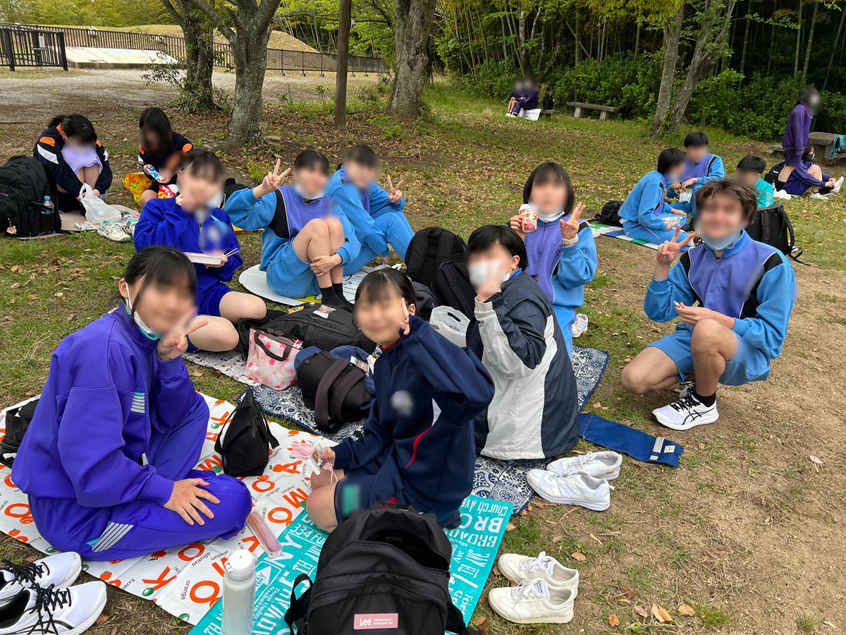 1884jinsei's tweet photo. 昨日4月24日（月）、創立記念遠足に出かけたで⭐️
今日から各学年ごとに様子をお伝えするで！
1年生は、大麻山のキャンプ場までハイキング！
少し肌寒かったみたい…
無事みんな登ることができてよかった〜！

#尽誠学園
#尽誠学園高等学校
#まこちゃん
#創立記念遠足 https://t.co/F3iR1q9Gui