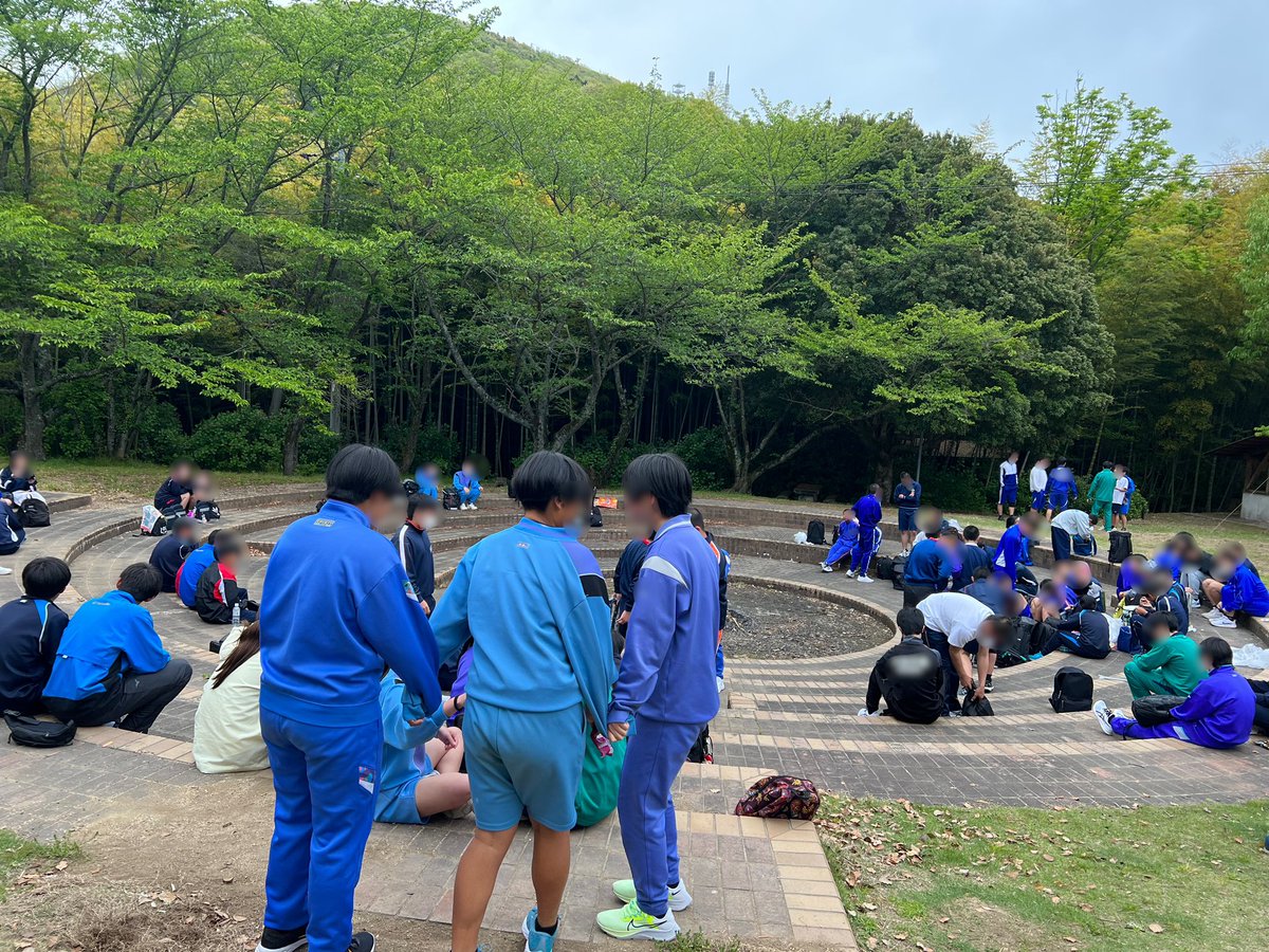 1884jinsei's tweet photo. 昨日4月24日（月）、創立記念遠足に出かけたで⭐️
今日から各学年ごとに様子をお伝えするで！
1年生は、大麻山のキャンプ場までハイキング！
少し肌寒かったみたい…
無事みんな登ることができてよかった〜！

#尽誠学園
#尽誠学園高等学校
#まこちゃん
#創立記念遠足 https://t.co/F3iR1q9Gui