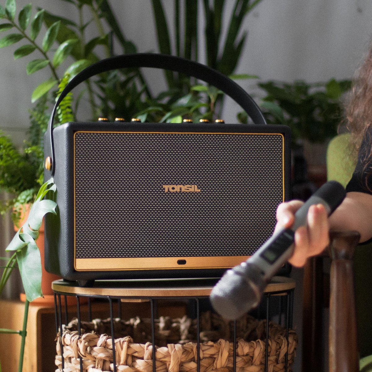 TonsilPoland's tweet photo. Tonsil Magna to jeden z nielicznych na rynku głośników przenośnych z bezprzewodowym mikrofonem.  Idealny do domowej i plenerowej rozrywki. 🌞

#music #microphone #pop #party #sun #vintage #hiphop #karaoke #bluetoothspeaker #retro https://t.co/mRTcE9Brm5
