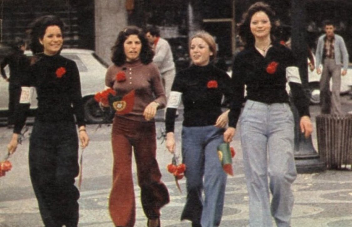 AdeptosFR's tweet photo. Le Portugal célèbre aujourd’hui comme tous les ans depuis 1974 la Révolution des Œillets qui marque la fin de la dictature portugaise. ❤️

Dia de Liberdad. Fascismo nunca mais.🌹 https://t.co/yO8S6W30I0